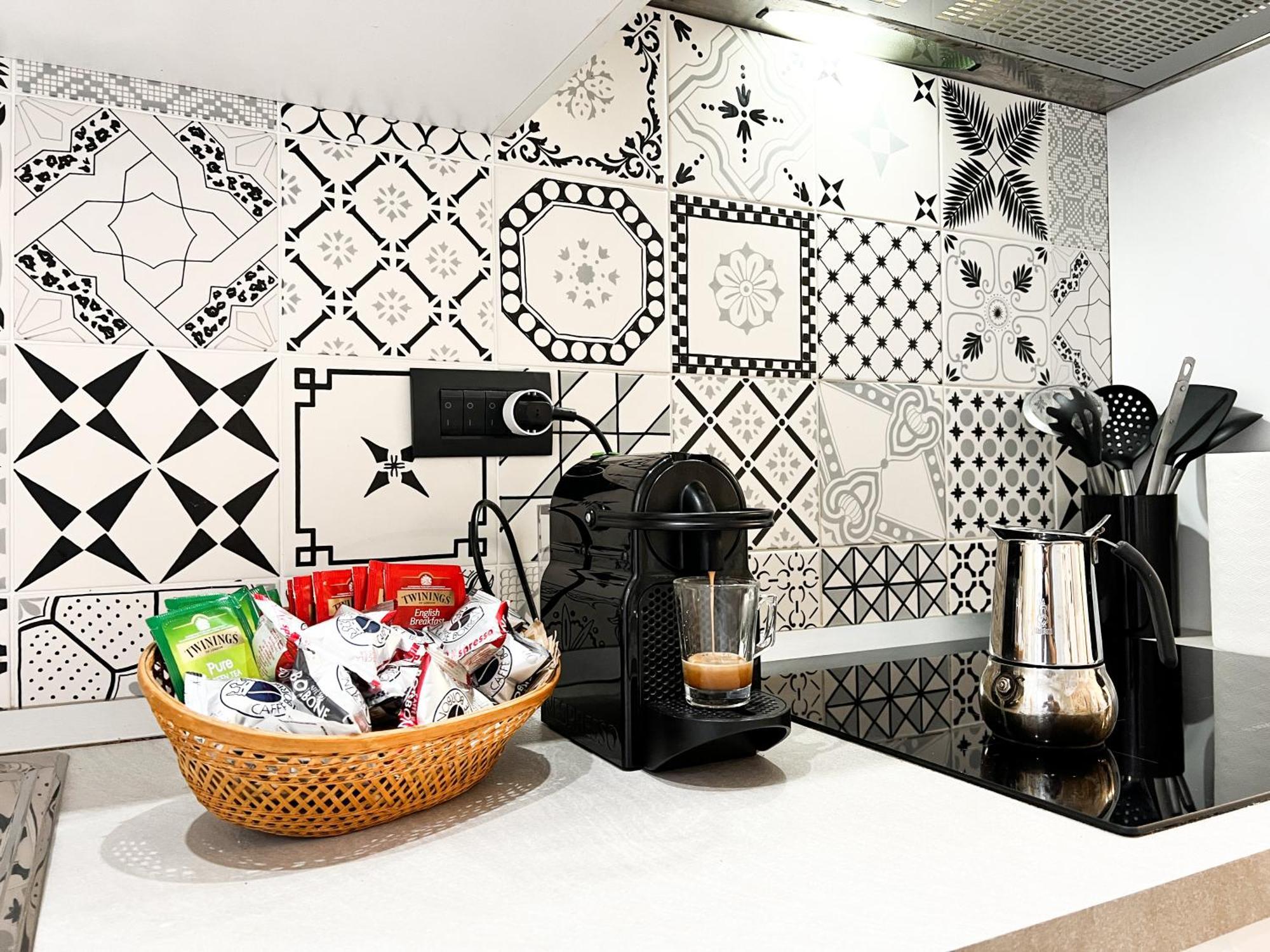 Unique House - 3 Bedrooms & 2 Bathrooms With 4 Beds - 100 Meters To The Metro A 로마 외부 사진